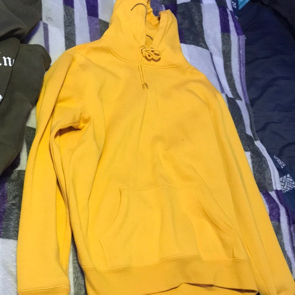 Yellow sweater - Picture 2 of 2